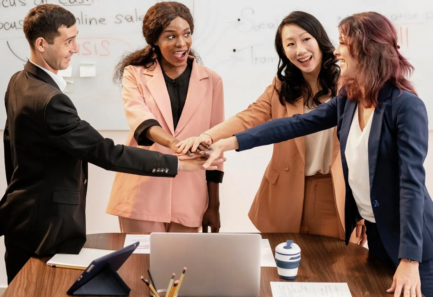 Средний план счастливой команды за столом