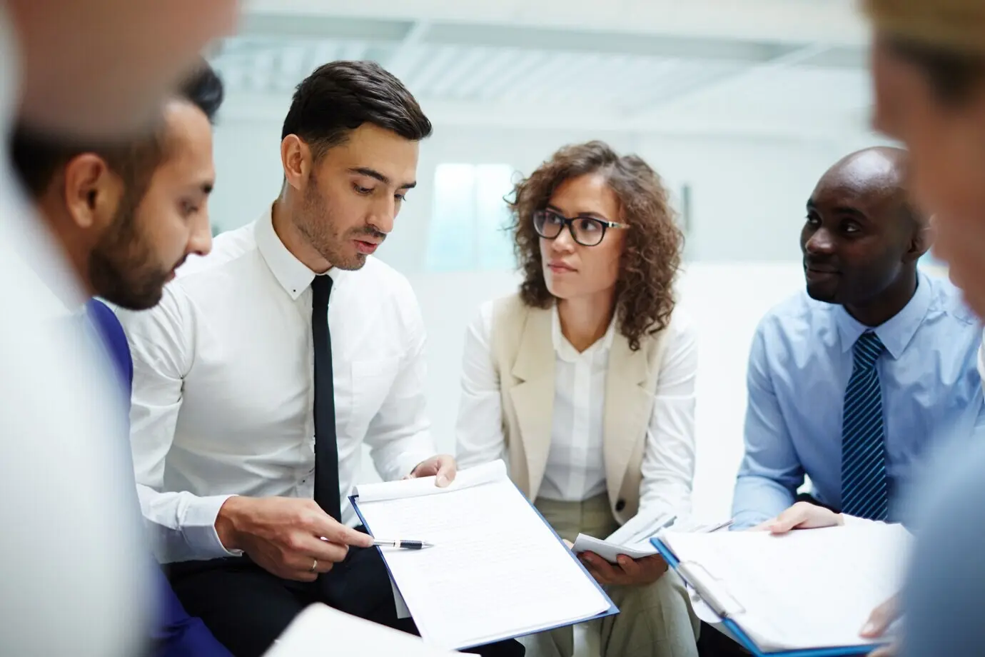 Пожалуйста, предоставьте исходный текст описания, которое нужно перефразировать на русском языке.